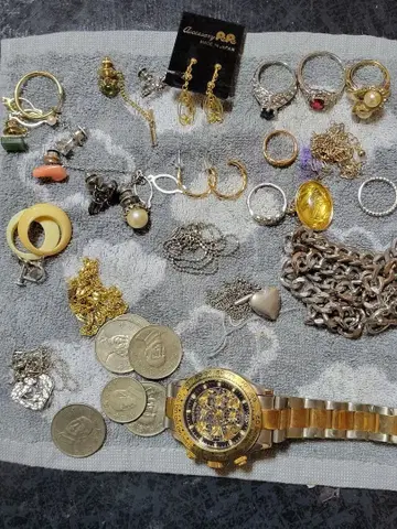 골드 주얼리와 손목시계