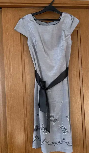 슬리브리스 꽃무늬 자수 원피스 그레이