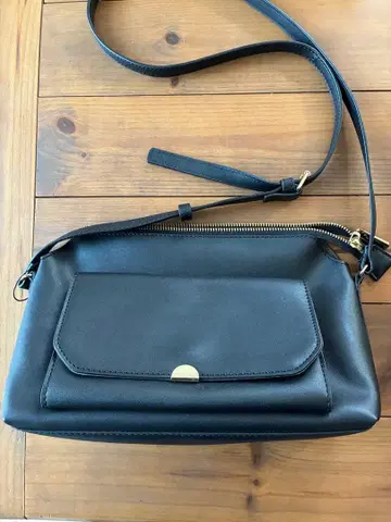 새상품급 블랙 숄더백 플랩 포켓 부착