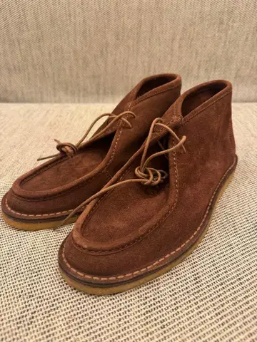 A.P.C. 브라운 스웨이드 처카 부츠