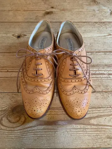 VELETTO 베이지 윙 팁 슈즈