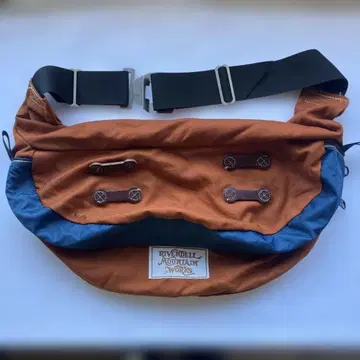 RIVENDELL MOUNTAIN WORKS 바디백 리벤데일