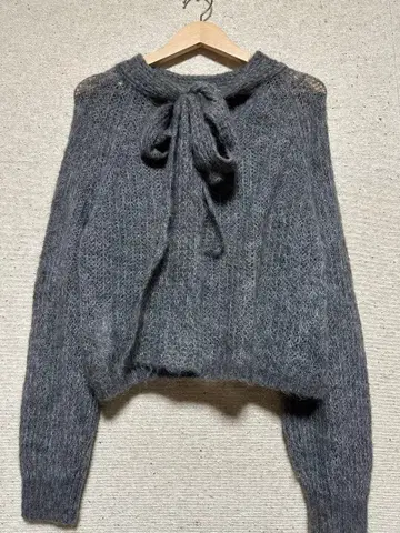 리본 포함 오프숄더 그레이 스웨터