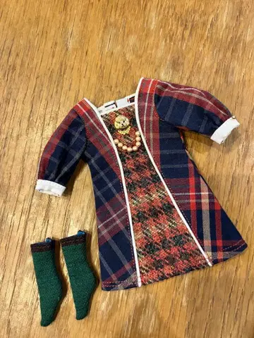 체크 무늬 드레스와 양말 세트