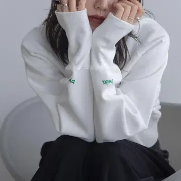 로고 자수 숏 기장 크롭 맨투맨 화이트