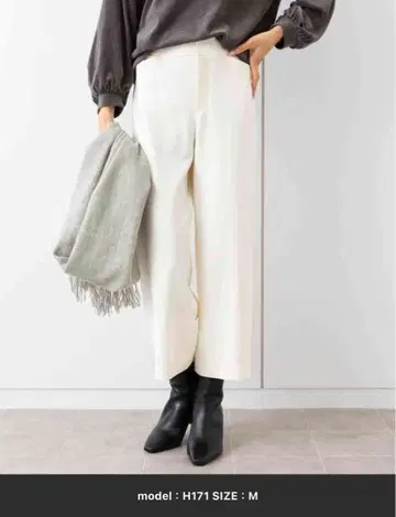 화이트 와이드 팬츠 스테디셀러 크롭 와이드 실루엣의 팬츠입니다.