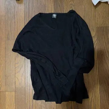 DKNY JEANS 블랙 V넥 니트