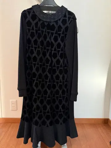 Adonisis 기하학 패턴 블랙 긴팔 원피스