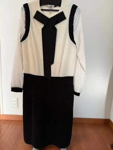 리본 포함 화이트 블랙 원피스