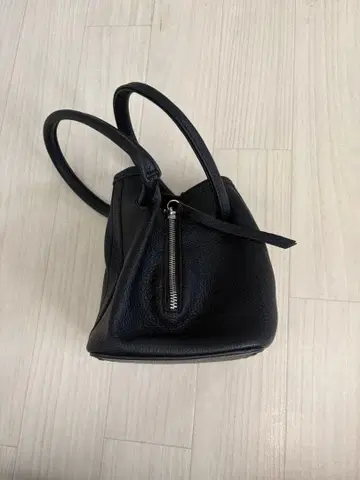 블랙 가죽 핸드백