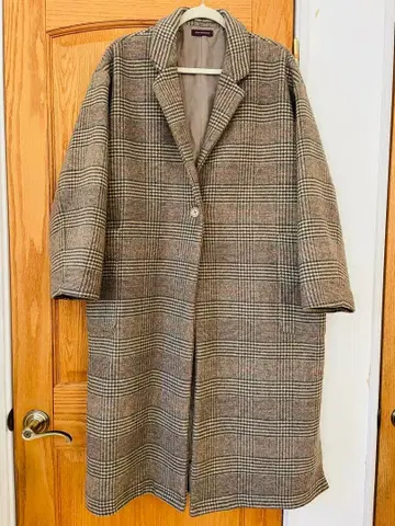 브라운 계열 체크 무늬 오버 사이즈 롱 코트