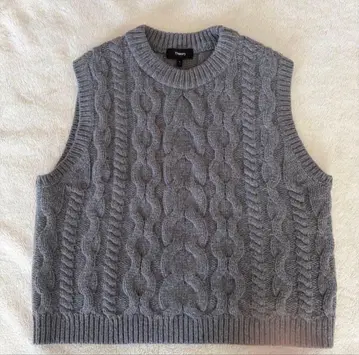 [새상품급] Theory 24AW 아란 케이블 무늬 크루넥 니트 베스트