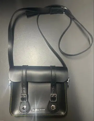 닥터마틴 7인치 사첼백 블랙