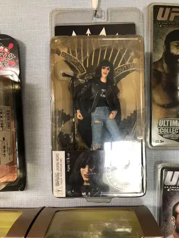 neca 조이 라몬 Ramones 피규어