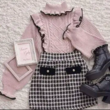 핑크 하트 무늬 프릴 터틀넥 니트