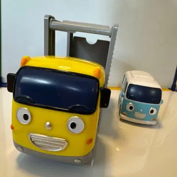 꼬마버스 타요 카 캐리어의 캐리와 봉봉