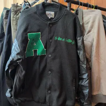 자수 디자인 바시티 자켓 블랙