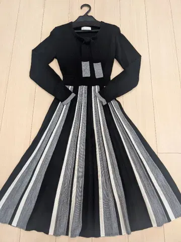 앙데팡당 스트라이프 니트 원피스 (긴팔)