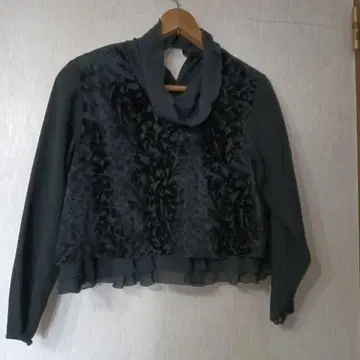 블랙 긴팔 상의 벨벳