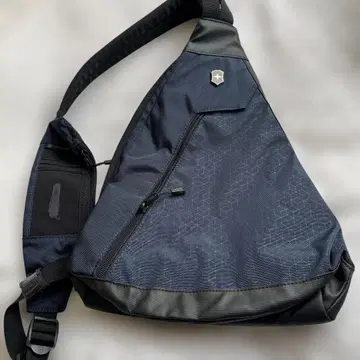 빅토리녹스 바디백 네이비