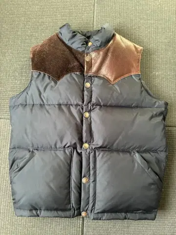 CALEE 칼리: 가죽 요크 절개 다운 베스트 네이비