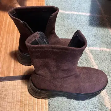 로리즈팜의 부츠입니다. 가볍고 통굽이에요.