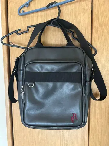 합성 피혁 숄더백