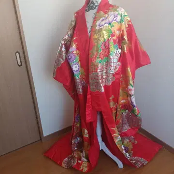 빨간색 꽃무늬 기모노 골드 컬러 장식