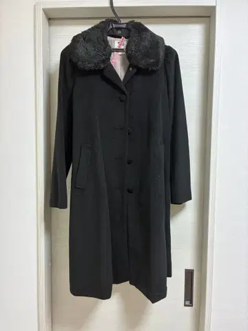 퍼 카라 부착 블랙 롱 코트 어스 뮤직 앤 이콜로지