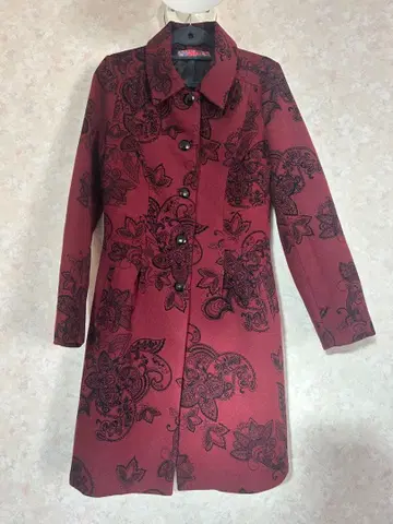 데시구알 코트 와인색