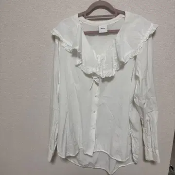 Spick and Span 프릴 달린 화이트 긴팔 셔츠