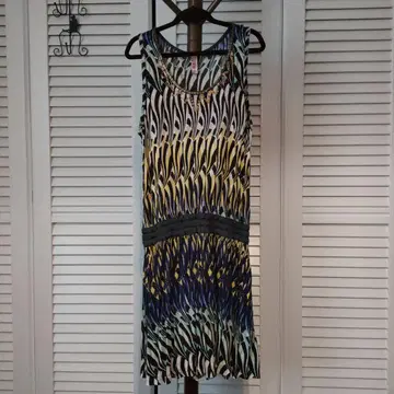 AIC 슬리브리스 무릎 기장 원피스 멀티 컬러