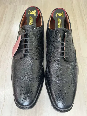 스코치 그레인 윙팁 블랙 드레스 슈즈