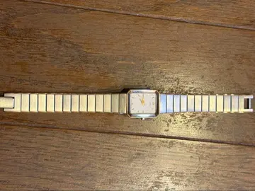 실버와 골드의 콤비네이션이 매력적인 LASSALE의 아날로그 손목시계.