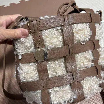 베이지 퍼 숄더백