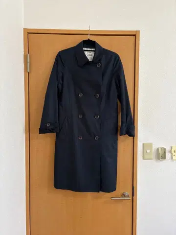 네이비 더블 브레스트 트렌치코트
