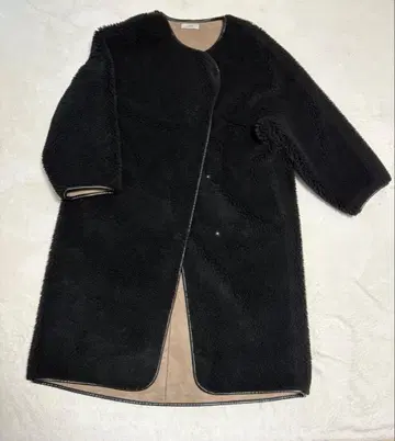 AKTE 블랙 보아 롱 코트