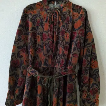 새상품급 코듀로이 소재의 긴팔 원피스 장미 무늬가 특징