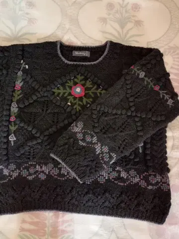 빈티지 핸드 니트 자수 블랙 긴팔 스웨터