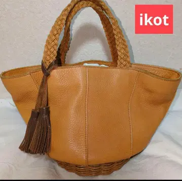 ikot 이코트 가죽 바스켓 백 태슬 장식