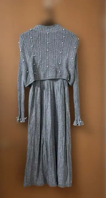 그레이 펄 장식 니트 원피스