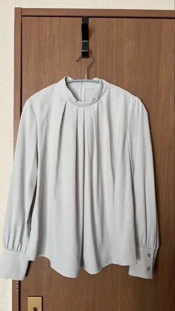 NATURAL BEAUTY BASIC 프론트 턱 블라우스