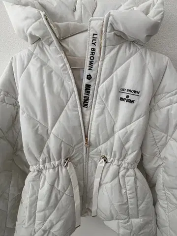 [택 포함 새상품] 데이지 참 포함 퀼트 다운 미들 코트 릴리 브라운