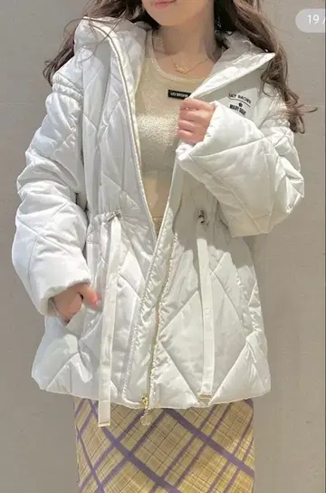 [택 포함 새상품] 데이지 참 포함 퀼트 다운 미들 코트 릴리 브라운