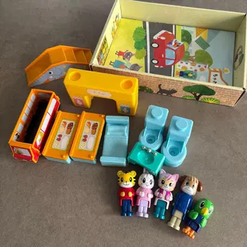 역할 놀이 세트 다색 인형 4개 포함