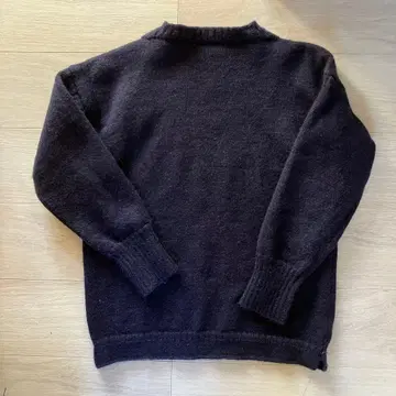 다크 그레이 크루넥 니트 스웨터