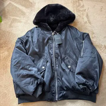 [새상품] 리버서블 후드 부착 봄버 자켓 블랙