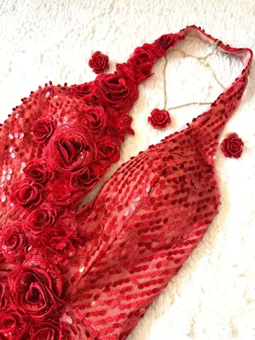 진홍의 장미가 멋진 홀터넥 롱 드레스 장미 액세서리 포함