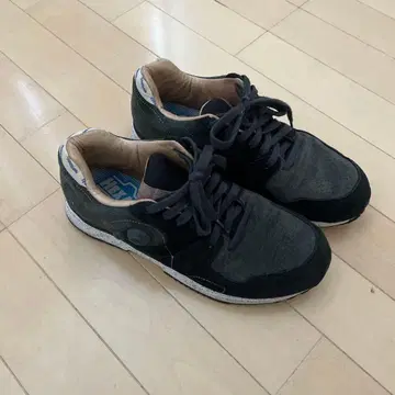 Reebok 블랙 스웨이드 스니커즈