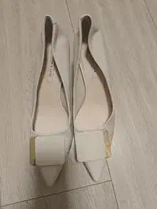 화이트 스틸레토 펌프스 골드 디테일